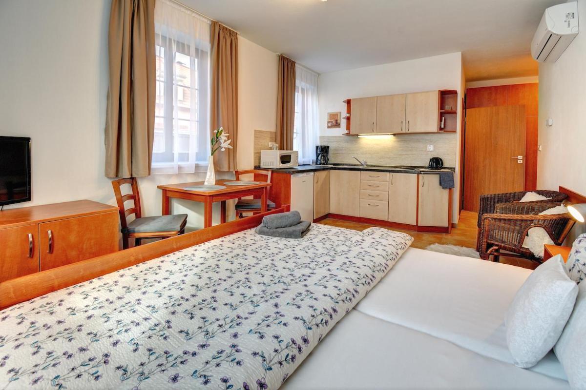 Penzion U zámeckého parku Třeboň Extérieur photo
